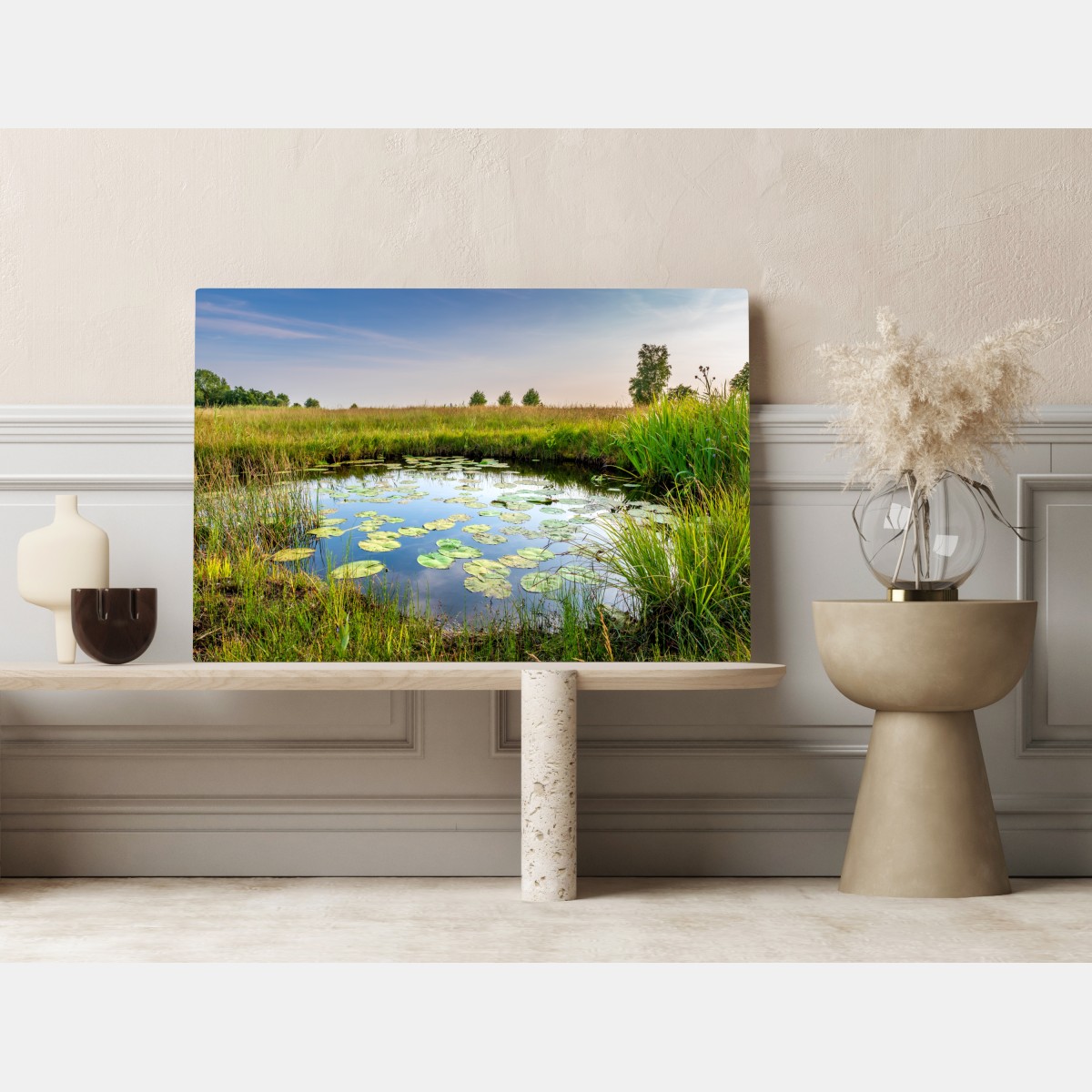 Obraz na płótnie spokojny staw z grążelami na łące – Wallissimo® Obraz na płótnie spokojny staw z grążelami na łące – Wallissimo®