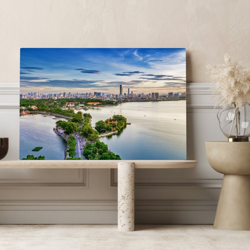 Obraz na płótnie spokojna miejska panorama nad jeziorem – Wallissimo® Obraz na płótnie spokojna miejska panorama nad jeziorem – Wallissimo®