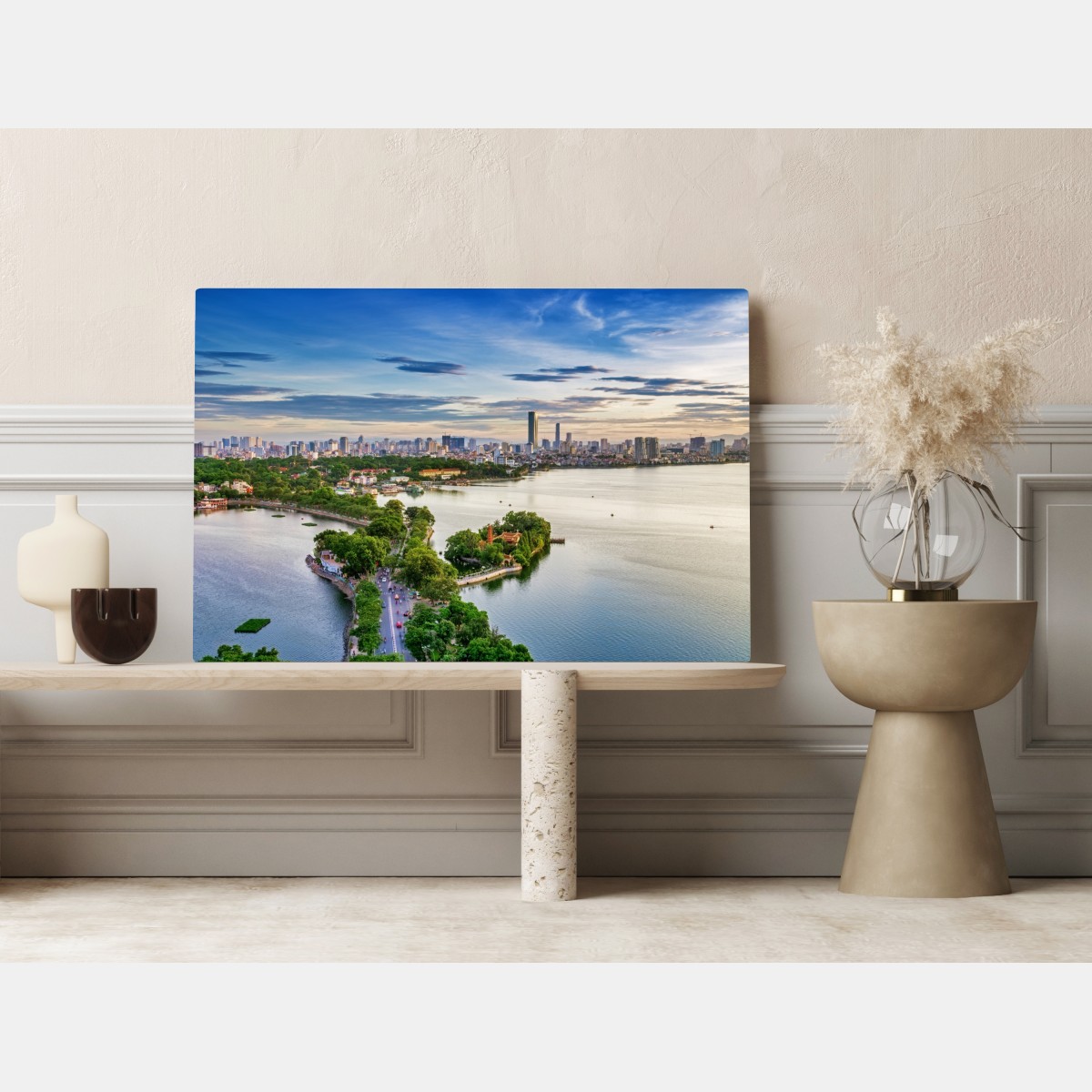 Obraz na płótnie spokojna miejska panorama nad jeziorem – Wallissimo® Obraz na płótnie spokojna miejska panorama nad jeziorem – Wallissimo®