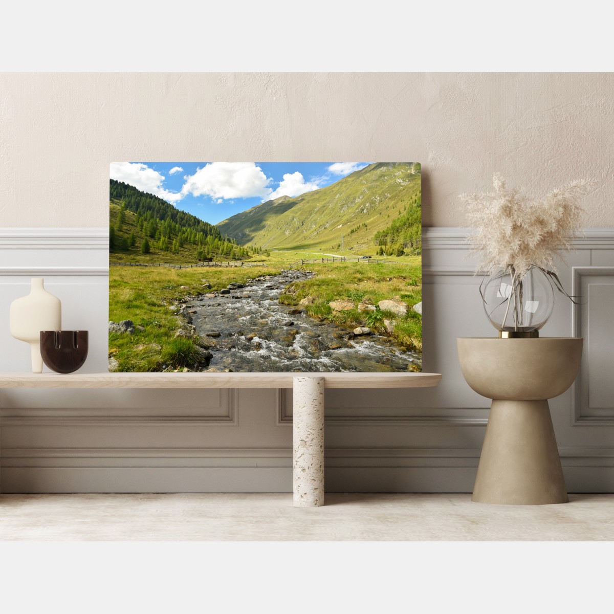 Obraz na płótnie alpejski strumień w słonecznej dolinie – Wallissimo® Obraz na płótnie alpejski strumień w słonecznej dolinie – Wallissimo®