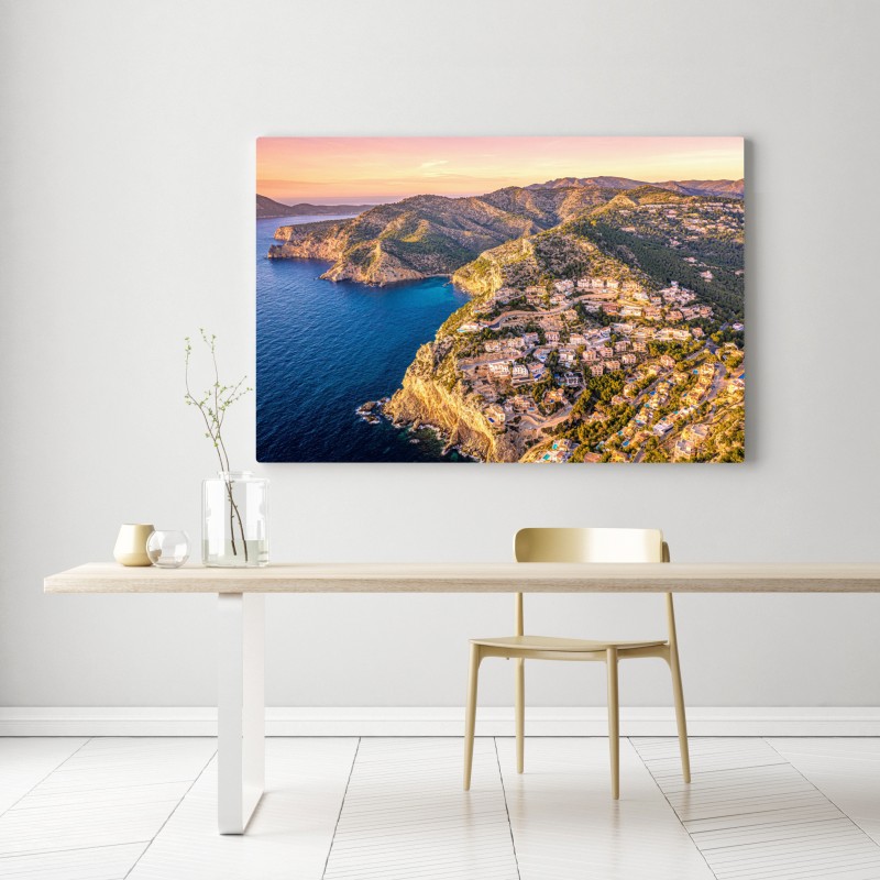 Obraz na płótnie zachód słońca nad klifem i nadmorską wioską – Wallissimo® Obraz na płótnie zachód słońca nad klifem i nadmorską wioską – Wallissimo®