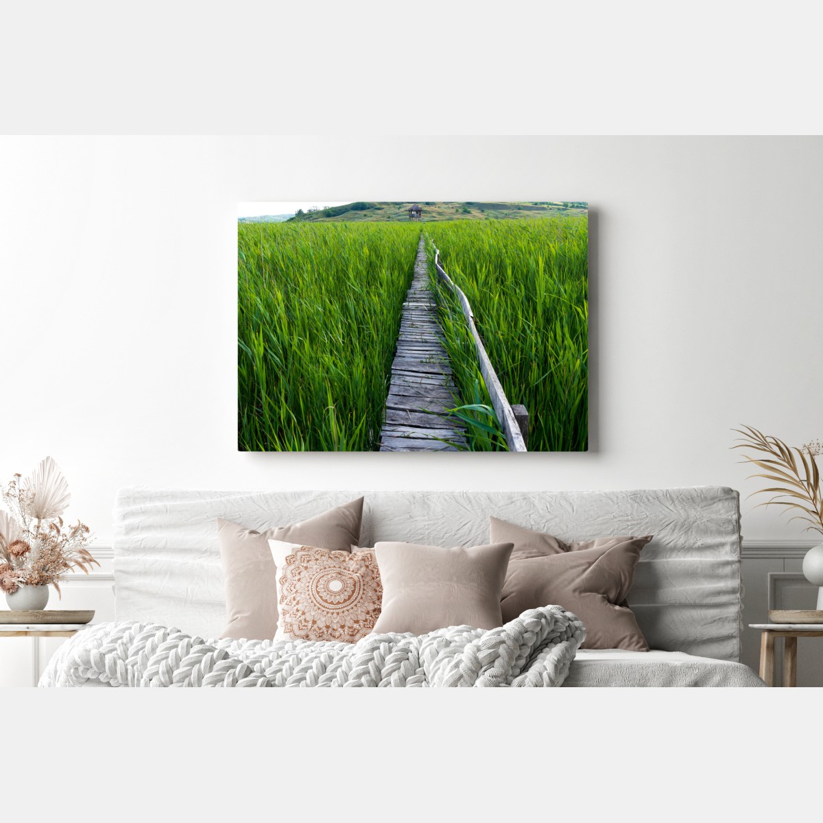 Obraz na płótnie spokojny zielony pomost przez trzcinowisko do rustykalnej chaty – Wallissimo® Obraz na płótnie spokojny zielony pomost przez trzcinowisko do rustykalnej chaty – Wallissimo®