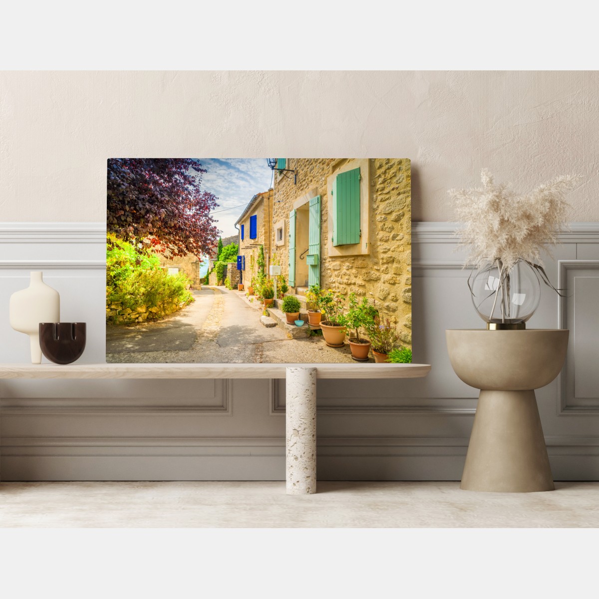 Obraz na płótnie słoneczna uliczka z kamiennymi domami i kolorowymi okiennicami – Wallissimo® Obraz na płótnie słoneczna uliczka z kamiennymi domami i kolorowymi okiennicami – Wallissimo®