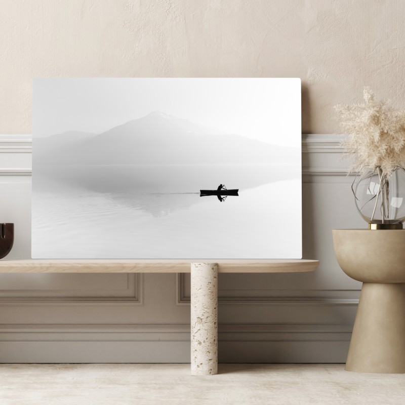 Obraz na płótnie samotny wioślarz na mglistym jeziorze – Wallissimo® Obraz na płótnie samotny wioślarz na mglistym jeziorze – Wallissimo®