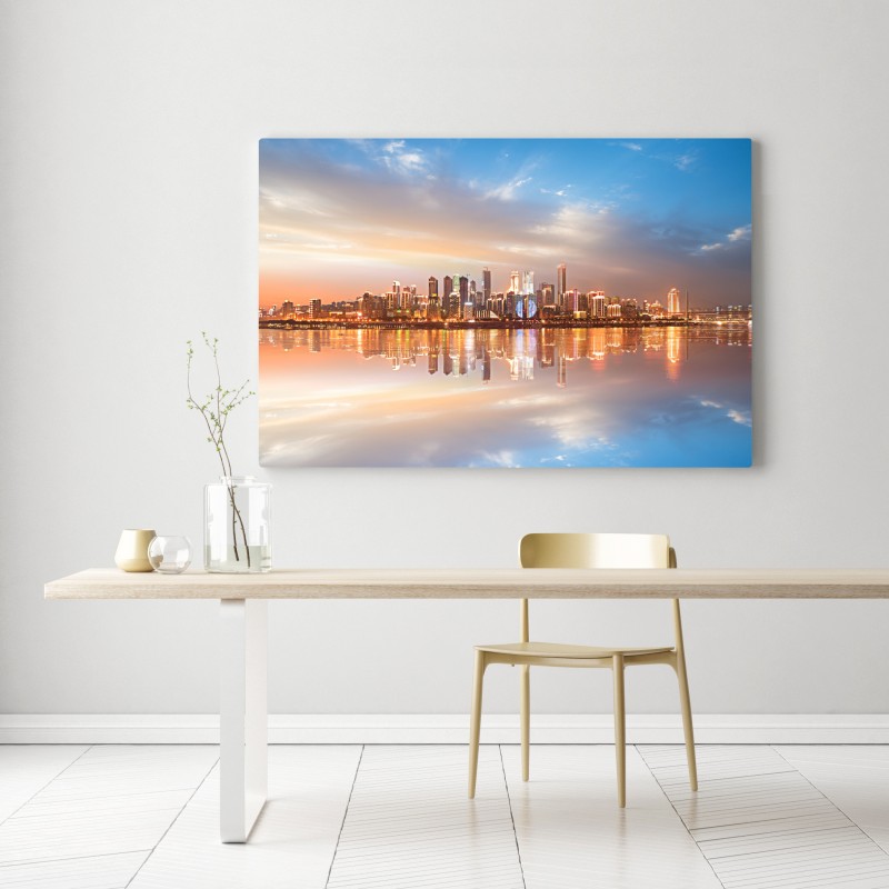 Obraz na płótnie panorama miasta odbita w wodzie o zmierzchu – Wallissimo® Obraz na płótnie panorama miasta odbita w wodzie o zmierzchu – Wallissimo®