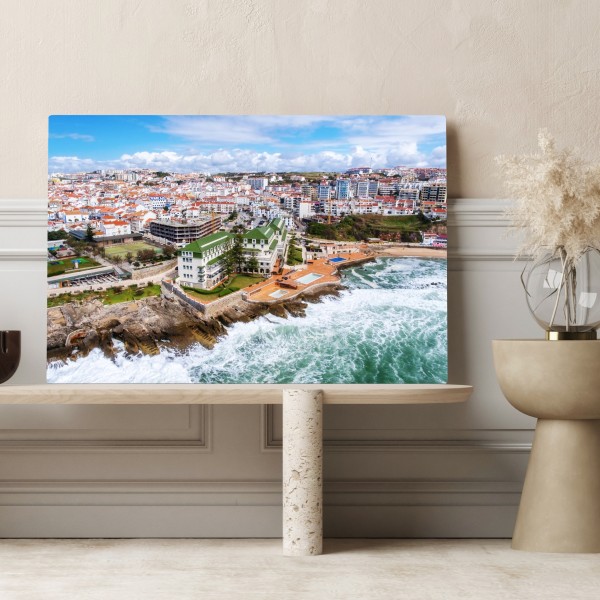 Obraz na płótnie widok z lotu ptaka na nadmorskie miasteczko z falami – Wallissimo® Obraz na płótnie widok z lotu ptaka na nadmorskie miasteczko z falami – Wallissimo®