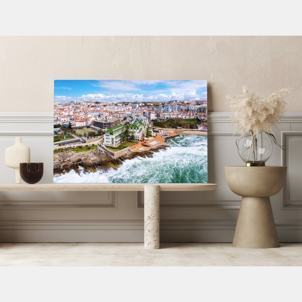 Obraz na płótnie widok z lotu ptaka na nadmorskie miasteczko z falami – Wallissimo® Obraz na płótnie widok z lotu ptaka na nadmorskie miasteczko z falami – Wallissimo®