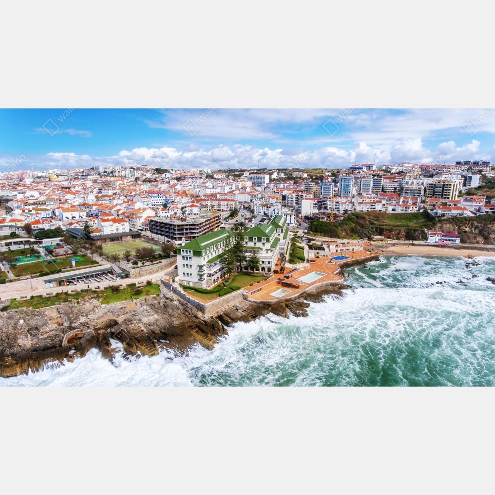 Obraz na płótnie widok z lotu ptaka na nadmorskie miasteczko z falami – Wallissimo® Obraz na płótnie widok z lotu ptaka na nadmorskie miasteczko z falami – Wallissimo®