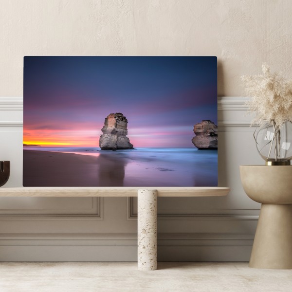 Obraz na płótnie spokojny morski pejzaż z formacjami skalnymi o zachodzie słońca – Wallissimo® Obraz na płótnie spokojny morski pejzaż z formacjami skalnymi o zachodzie słońca – Wallissimo®