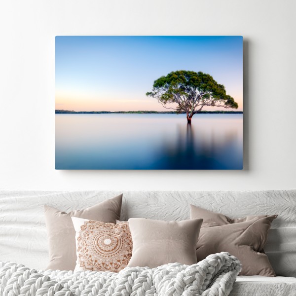 Obraz na płótnie samotne drzewo nad spokojnym jeziorem – Wallissimo® Obraz na płótnie samotne drzewo nad spokojnym jeziorem – Wallissimo®