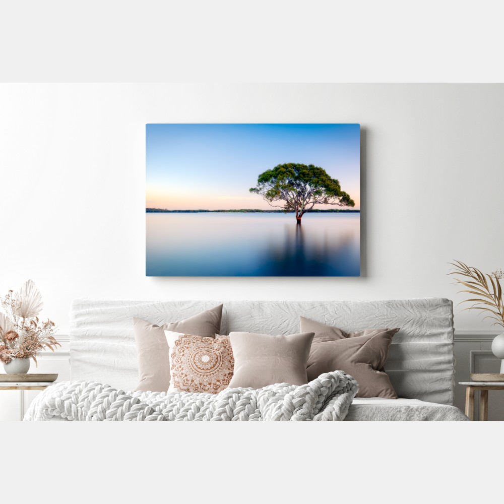 Obraz na płótnie samotne drzewo nad spokojnym jeziorem – Wallissimo® Obraz na płótnie samotne drzewo nad spokojnym jeziorem – Wallissimo®