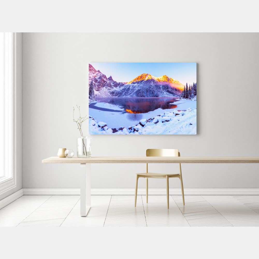 Obraz na płótnie góry skąpane w świetle wschodu nad zamarzniętym jeziorem – Wallissimo® Obraz na płótnie góry skąpane w świetle wschodu nad zamarzniętym jeziorem – Wallissimo®