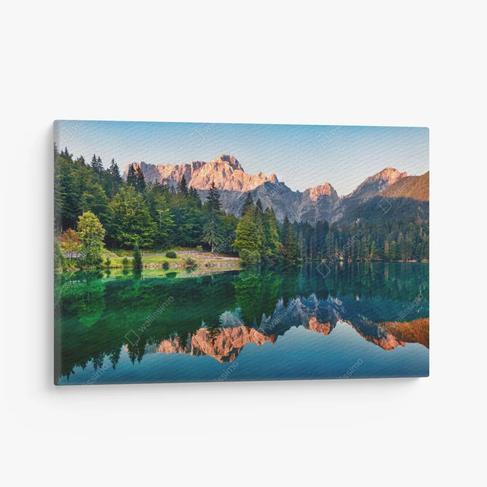 Obraz na płótnie spokojny poranek nad jeziorem Fusine, Alpy Julijskie – Wallissimo® Obraz na płótnie spokojny poranek nad jeziorem Fusine, Alpy Julijskie – Wallissimo®