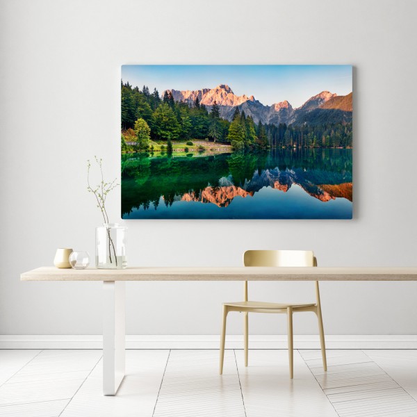 Obraz na płótnie spokojny poranek nad jeziorem Fusine, Alpy Julijskie – Wallissimo® Obraz na płótnie spokojny poranek nad jeziorem Fusine, Alpy Julijskie – Wallissimo®