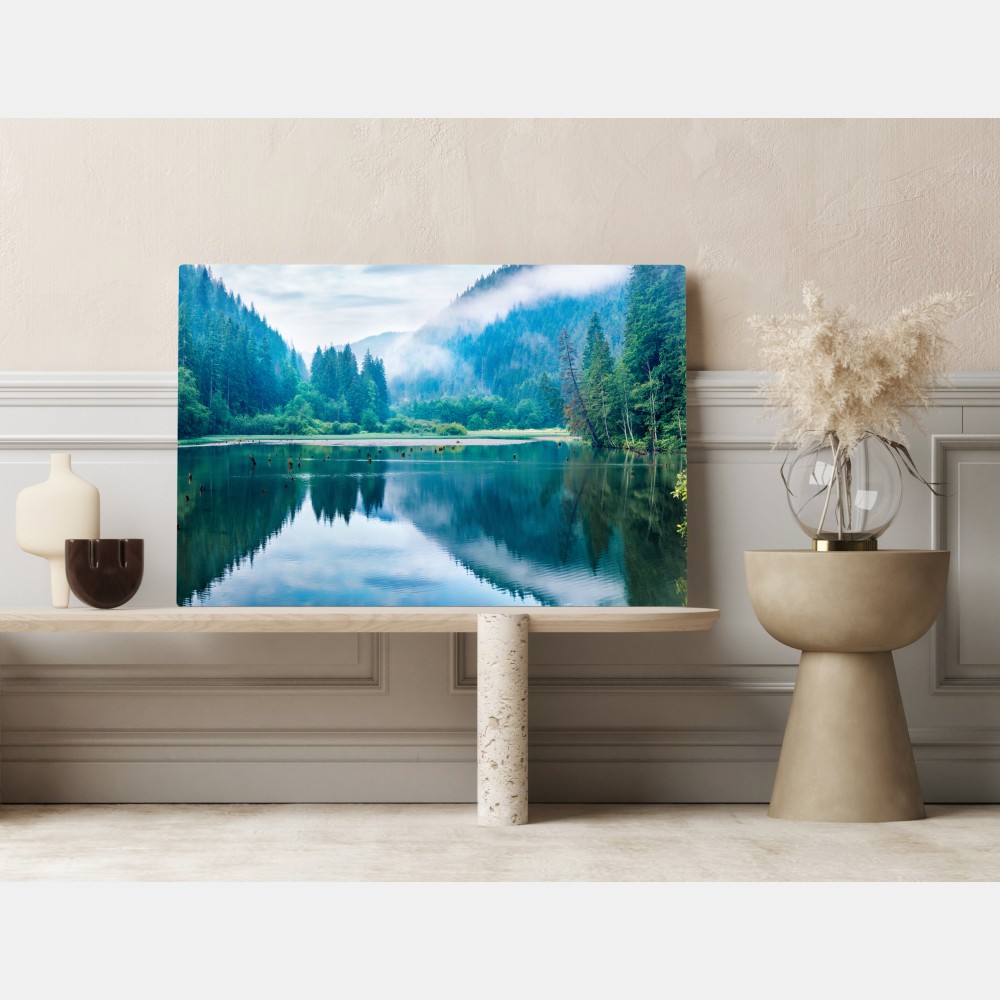 Obraz na płótnie mglisty poranek nad jeziorem Lacu Rosu, Rumunia – Wallissimo® Obraz na płótnie mglisty poranek nad jeziorem Lacu Rosu, Rumunia – Wallissimo®