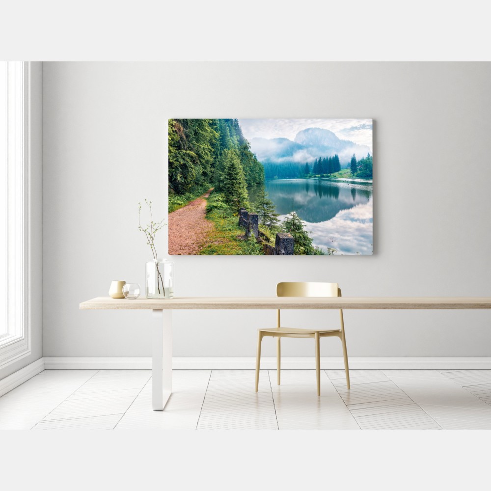 Obraz na płótnie mglisty poranek nad Lacu Rosu – Wallissimo® Obraz na płótnie mglisty poranek nad Lacu Rosu – Wallissimo®