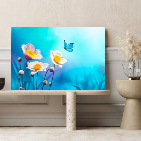 Obraz na płótnie delikatne różowe anemony i niebieski motyl