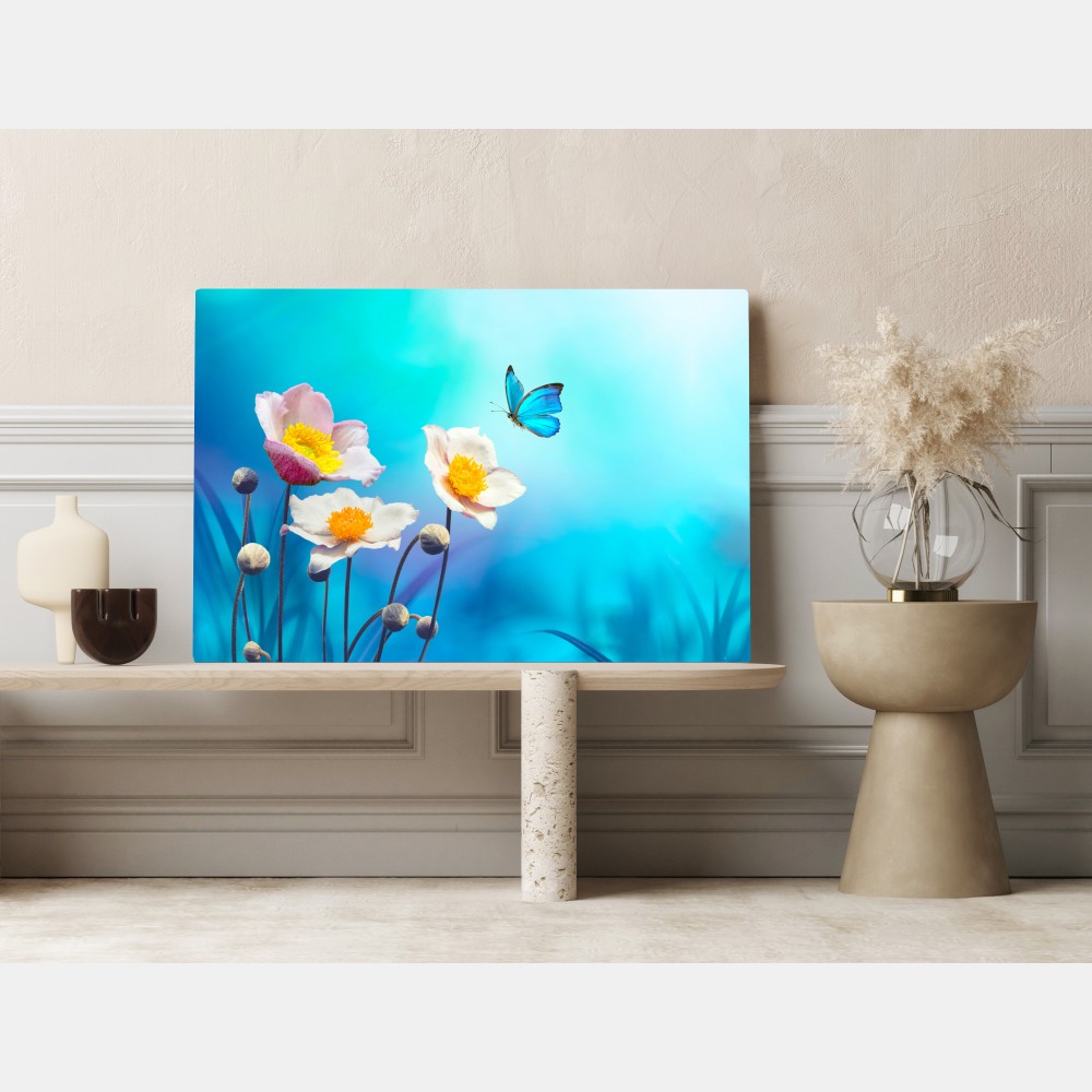 Obraz na płótnie delikatne różowe anemony i niebieski motyl – Wallissimo® Obraz na płótnie delikatne różowe anemony i niebieski motyl – Wallissimo®