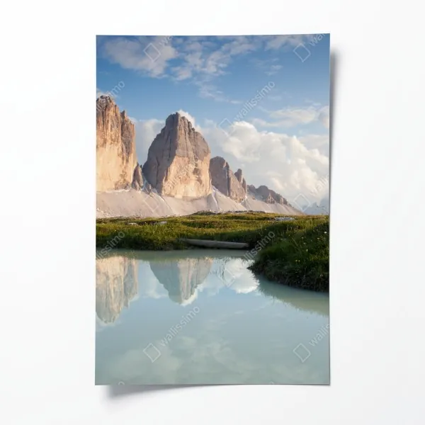 Plakat słoneczne alpejskie szczyty odbite w spokojnym jeziorze