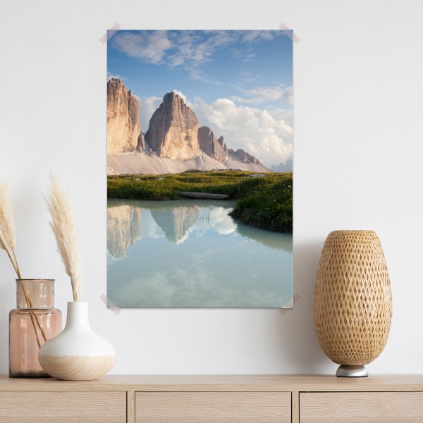 Plakat słoneczne alpejskie szczyty odbite w spokojnym jeziorze – Wallissimo® Plakat słoneczne alpejskie szczyty odbite w spokojnym jeziorze – Wallissimo®