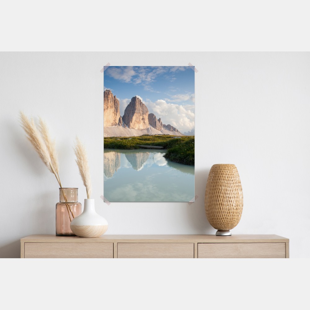 Plakat słoneczne alpejskie szczyty odbite w spokojnym jeziorze – Wallissimo® Plakat słoneczne alpejskie szczyty odbite w spokojnym jeziorze – Wallissimo®
