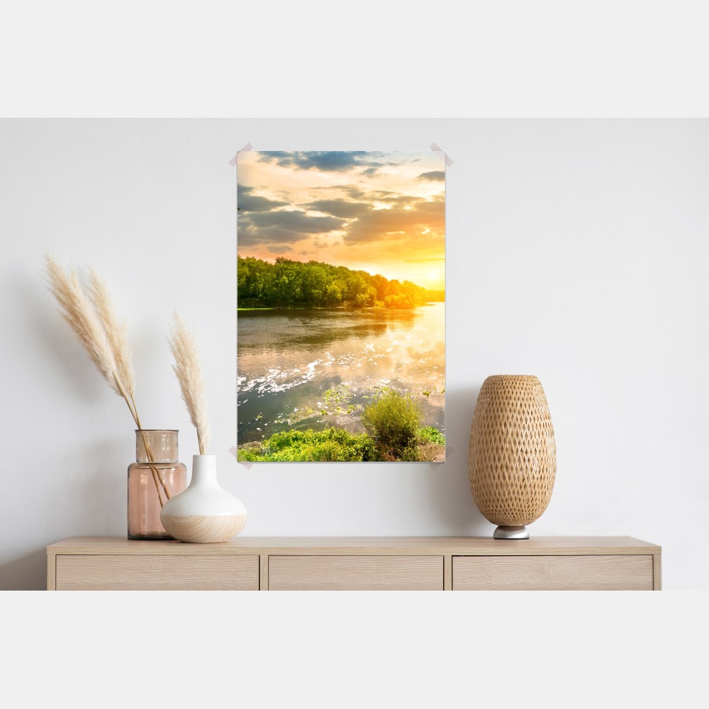 Plakat spokojny zachód słońca nad rzeką i zielonym lasem – Wallissimo® Plakat spokojny zachód słońca nad rzeką i zielonym lasem – Wallissimo®
