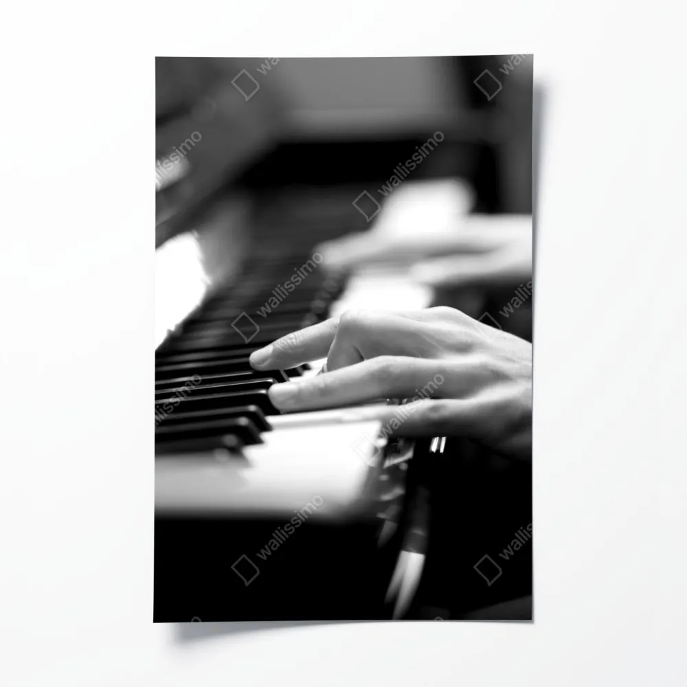 Plakat ręce przy klawiaturze fortepianu w czerni i bieli – Wallissimo® Plakat ręce przy klawiaturze fortepianu w czerni i bieli – Wallissimo®