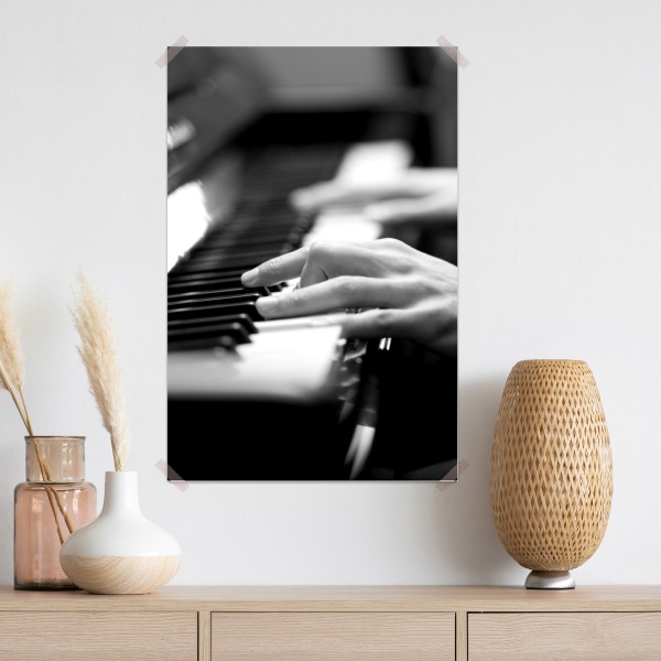 Plakat ręce przy klawiaturze fortepianu w czerni i bieli – Wallissimo® Plakat ręce przy klawiaturze fortepianu w czerni i bieli – Wallissimo®