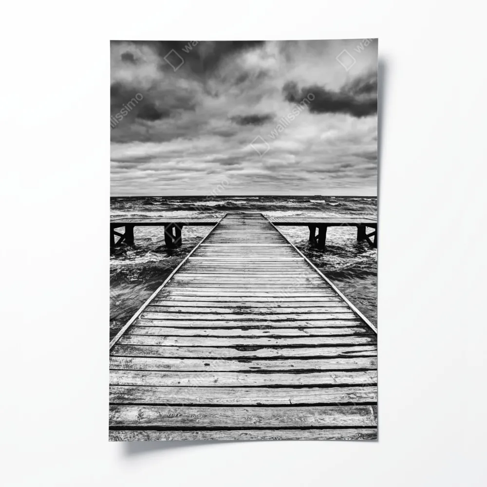 Plakat dramatyczne czarno-białe molo prowadzące w burzliwe morze – Wallissimo® Plakat dramatyczne czarno-białe molo prowadzące w burzliwe morze – Wallissimo®