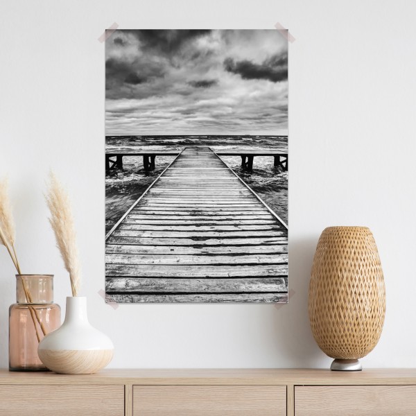 Plakat dramatyczne czarno-białe molo prowadzące w burzliwe morze – Wallissimo® Plakat dramatyczne czarno-białe molo prowadzące w burzliwe morze – Wallissimo®