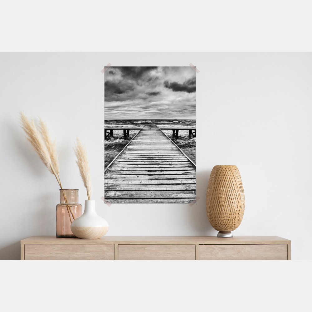Plakat dramatyczne czarno-białe molo prowadzące w burzliwe morze – Wallissimo® Plakat dramatyczne czarno-białe molo prowadzące w burzliwe morze – Wallissimo®