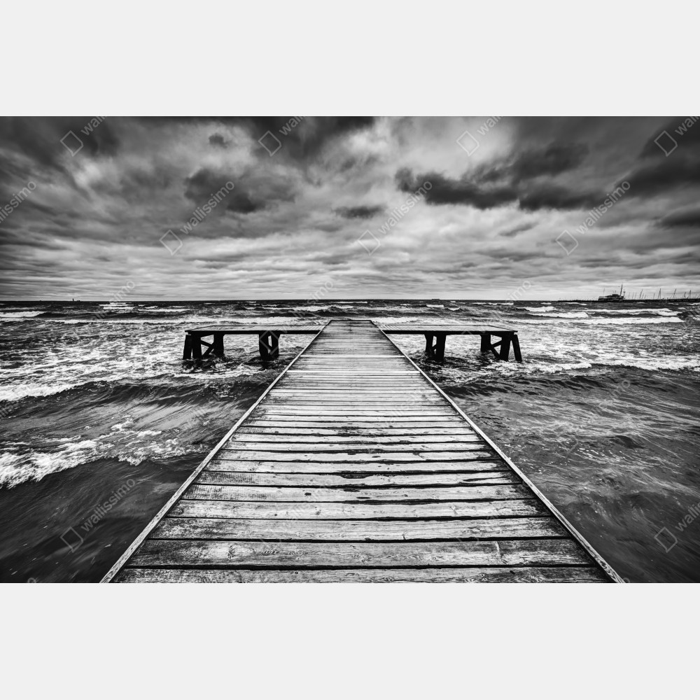 Plakat dramatyczne czarno-białe molo prowadzące w burzliwe morze – Wallissimo® Plakat dramatyczne czarno-białe molo prowadzące w burzliwe morze – Wallissimo®