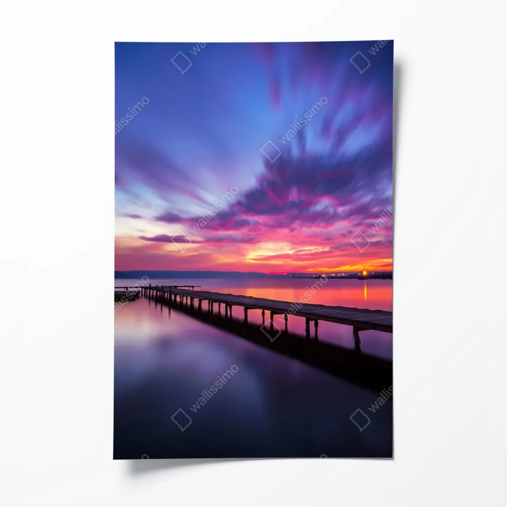 Plakat zachód słońca nad spokojnym jeziorem z drewnianym pomostem – Wallissimo® Plakat zachód słońca nad spokojnym jeziorem z drewnianym pomostem – Wallissimo®