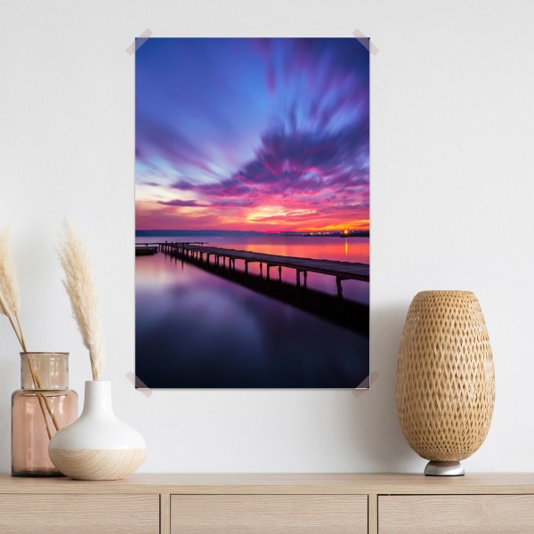 Plakat zachód słońca nad spokojnym jeziorem z drewnianym pomostem – Wallissimo® Plakat zachód słońca nad spokojnym jeziorem z drewnianym pomostem – Wallissimo®