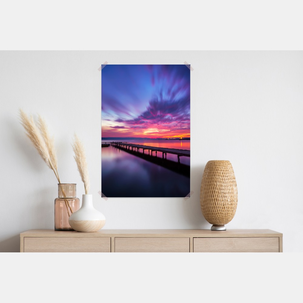 Plakat zachód słońca nad spokojnym jeziorem z drewnianym pomostem – Wallissimo® Plakat zachód słońca nad spokojnym jeziorem z drewnianym pomostem – Wallissimo®