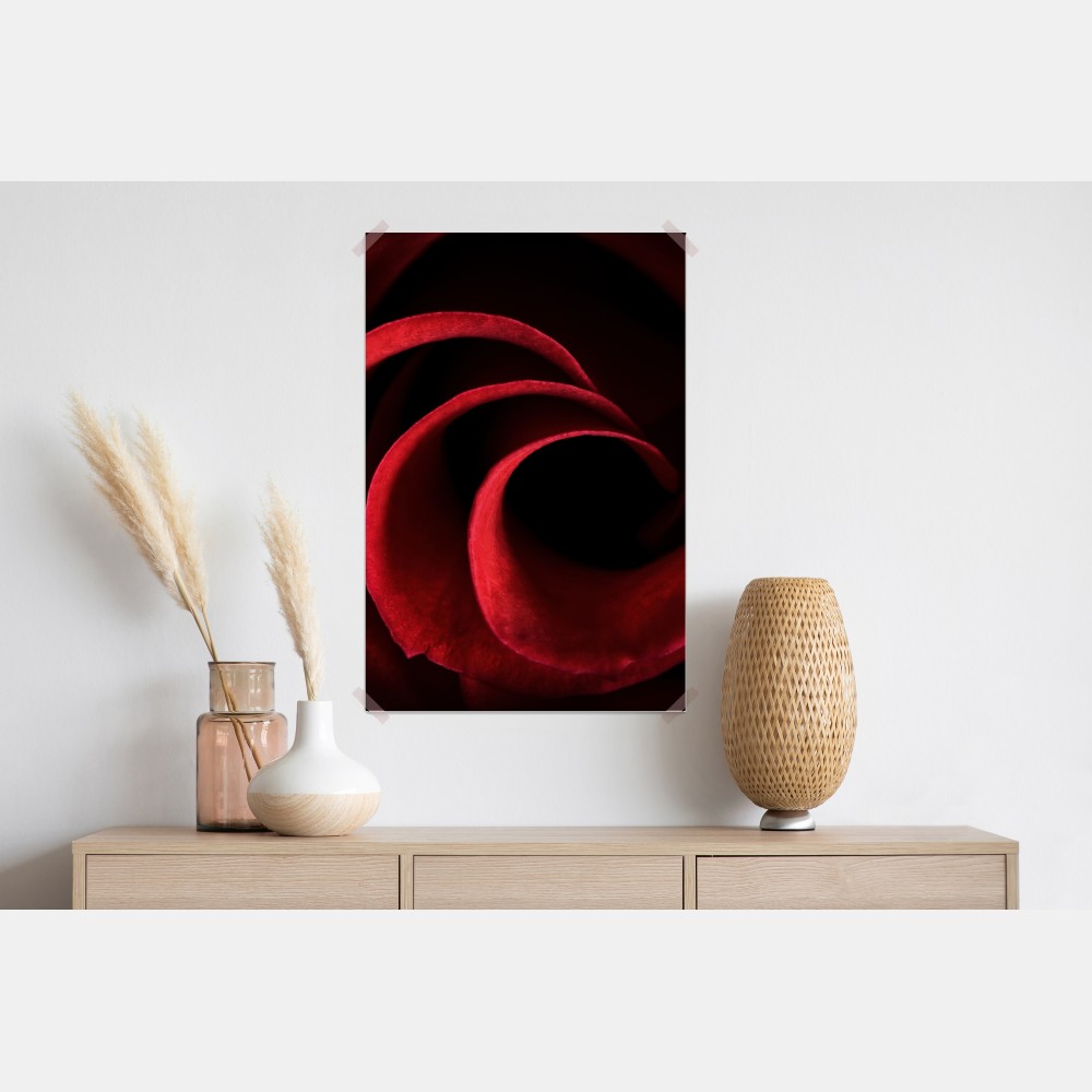 Plakat spirala głębokich czerwonych płatków róży – Wallissimo® Plakat spirala głębokich czerwonych płatków róży – Wallissimo®