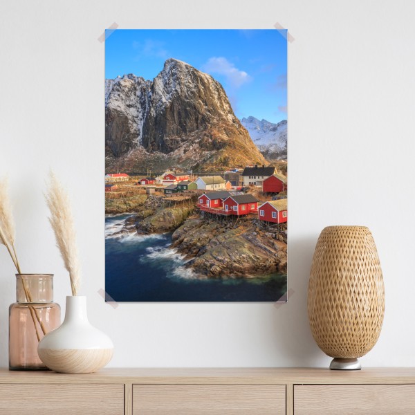 Plakat wioska nadbrzeżna w Norwegii z czerwonymi domkami