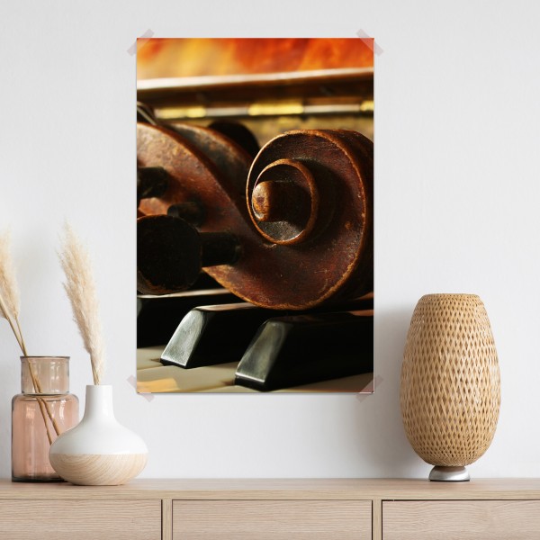 Plakat zabytkowa główka skrzypiec na klawiszach fortepianu – Wallissimo® Plakat zabytkowa główka skrzypiec na klawiszach fortepianu – Wallissimo®