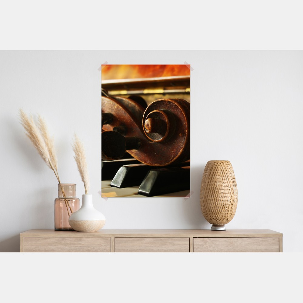 Plakat zabytkowa główka skrzypiec na klawiszach fortepianu – Wallissimo® Plakat zabytkowa główka skrzypiec na klawiszach fortepianu – Wallissimo®