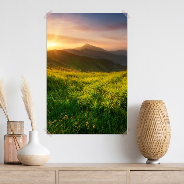 Plakat wschód słońca nad zieloną doliną górską – Wallissimo® Plakat wschód słońca nad zieloną doliną górską – Wallissimo®