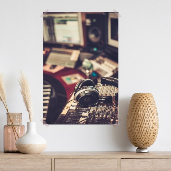 Plakat vintageowe studio nagraniowe przy konsoli mikserskiej – Wallissimo® Plakat vintageowe studio nagraniowe przy konsoli mikserskiej – Wallissimo®