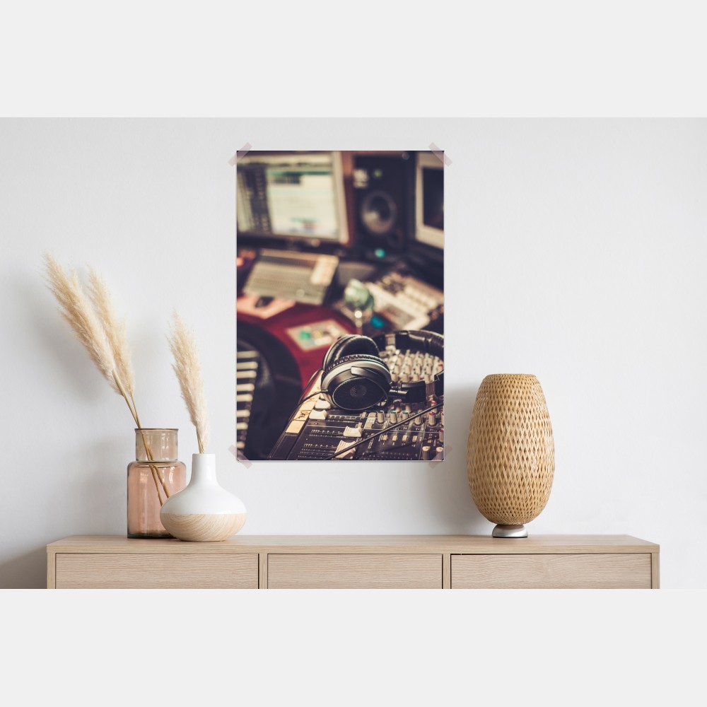 Plakat vintageowe studio nagraniowe przy konsoli mikserskiej – Wallissimo® Plakat vintageowe studio nagraniowe przy konsoli mikserskiej – Wallissimo®