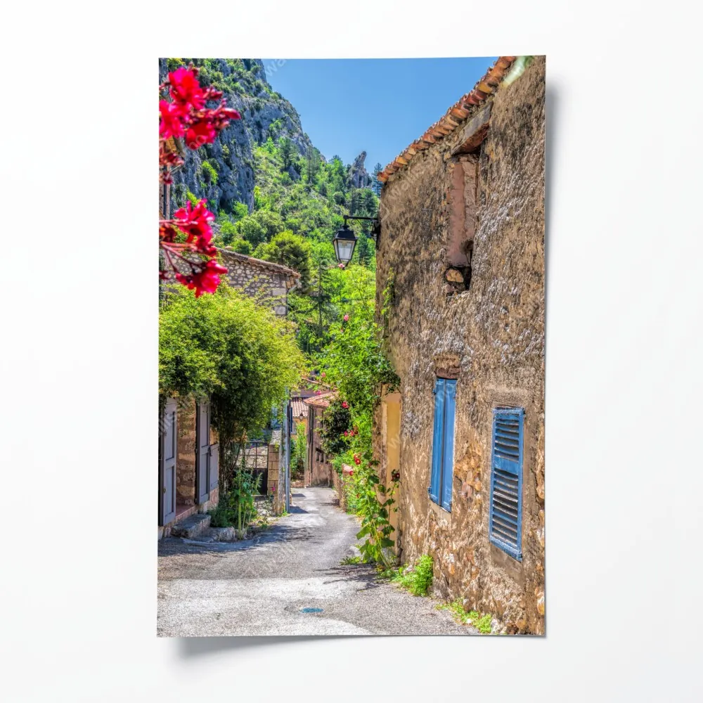 Plakat Moustiers Sainte Marie urokliwa uliczka w Prowansji – Wallissimo® Plakat Moustiers Sainte Marie urokliwa uliczka w Prowansji – Wallissimo®