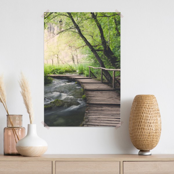 Plakat spokojna drewniana kładka w zielonym lesie – Wallissimo® Plakat spokojna drewniana kładka w zielonym lesie – Wallissimo®