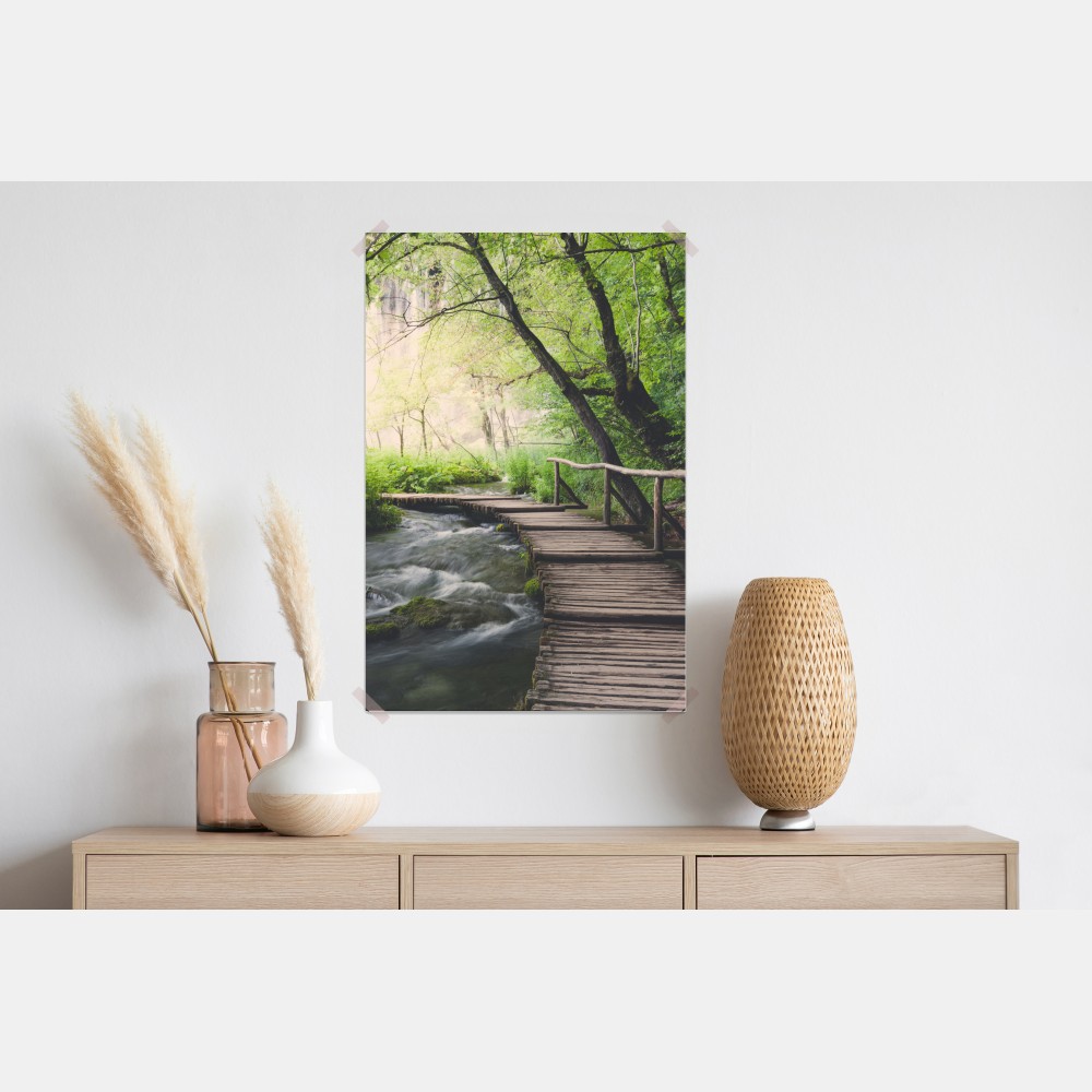 Plakat spokojna drewniana kładka w zielonym lesie – Wallissimo® Plakat spokojna drewniana kładka w zielonym lesie – Wallissimo®