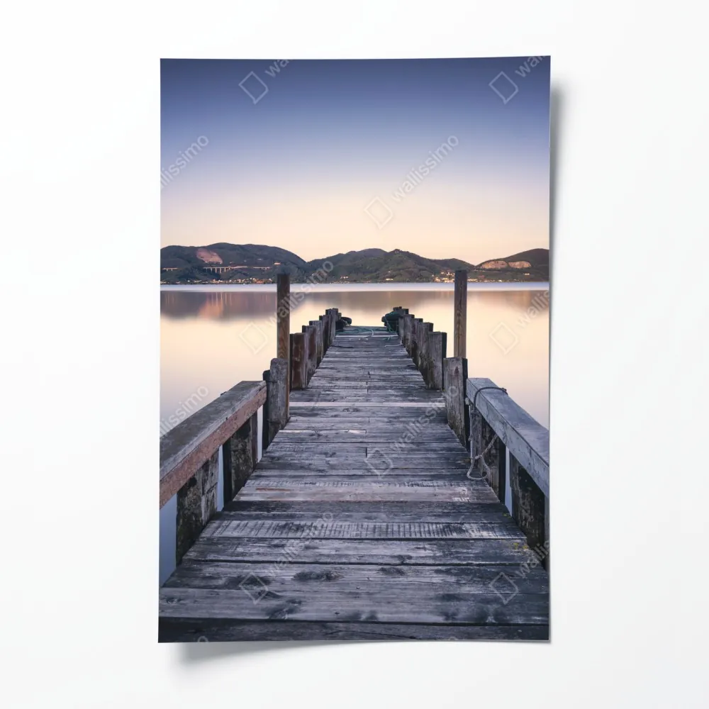 Plakat drewniany pomost nad jeziorem Versilia Massaciuccoli – Wallissimo® Plakat drewniany pomost nad jeziorem Versilia Massaciuccoli – Wallissimo®