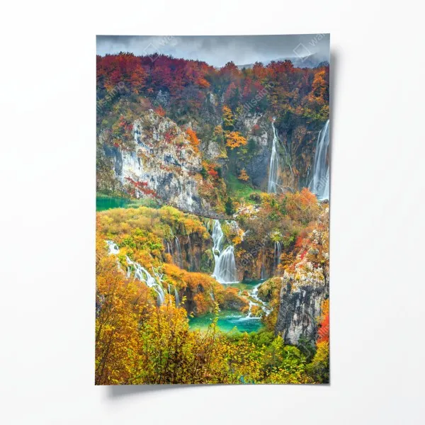 Plakat jesienne wodospady w malowniczym lesie