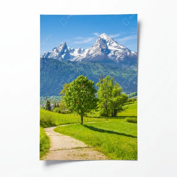 Plakat spokojna alpejska łąka z górskimi szczytami