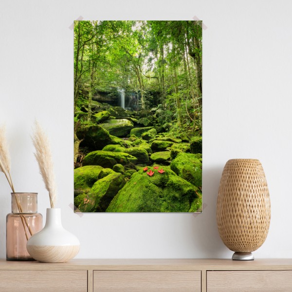 Plakat bujny mech i wodospad w tropikalnym lesie
