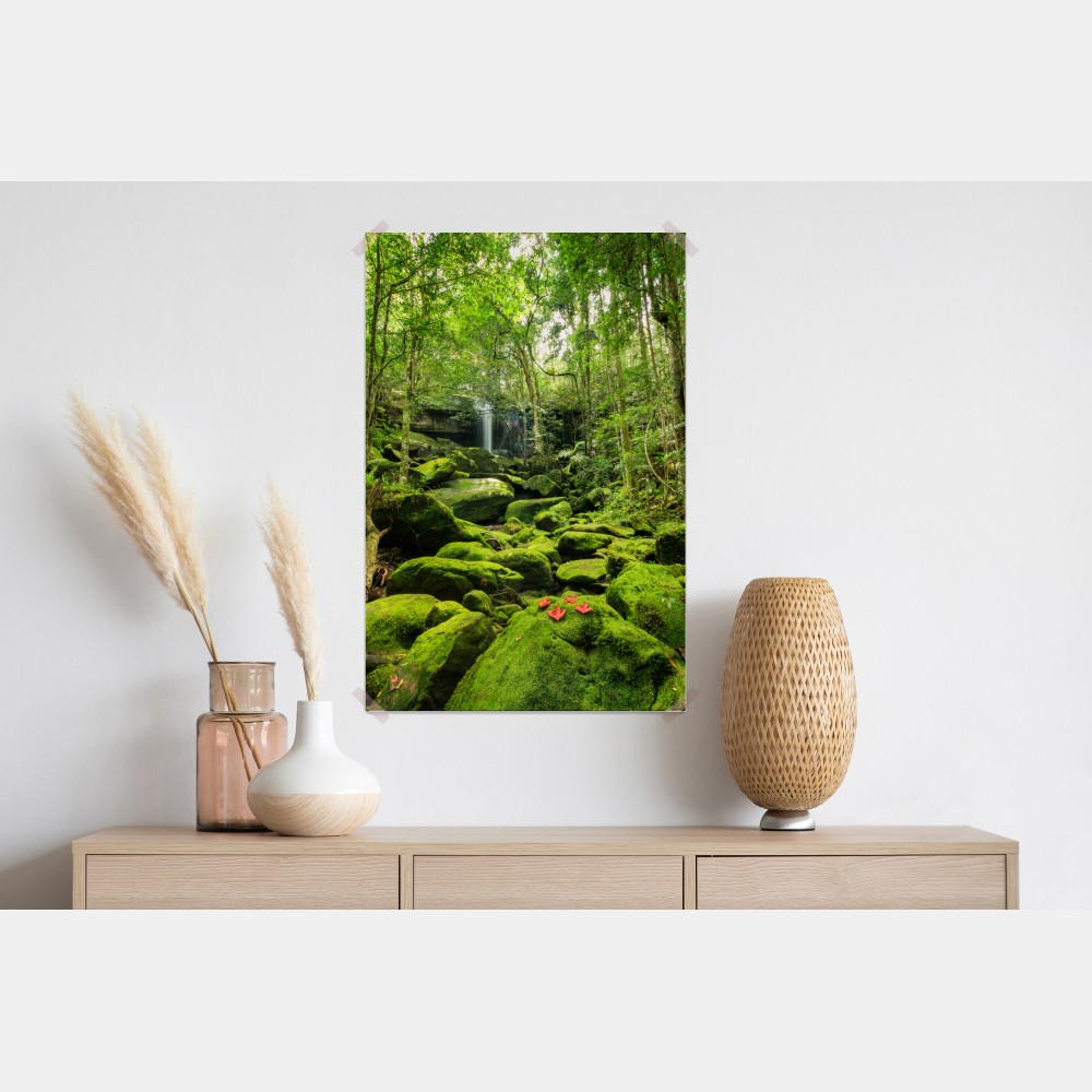 Plakat bujny mech i wodospad w tropikalnym lesie – Wallissimo® Plakat bujny mech i wodospad w tropikalnym lesie – Wallissimo®